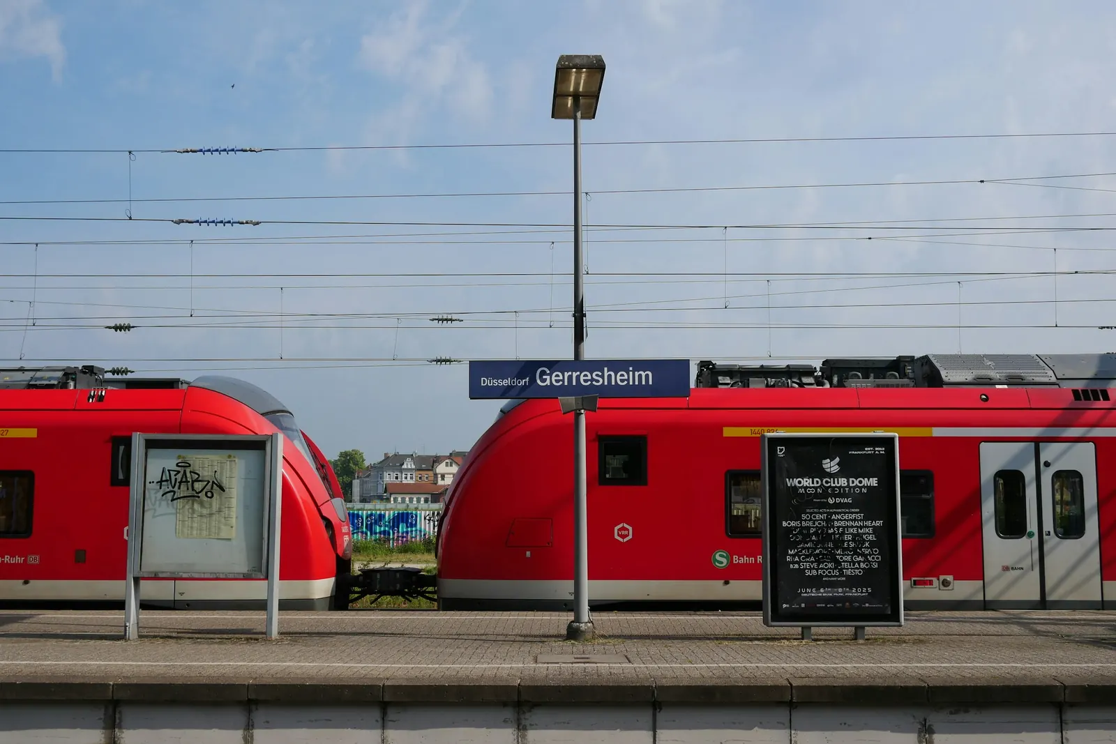 Zwei rote S-Bahn-Züge am Bahnsteig in Düsseldorf-Gerresheim